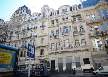 Con obras en fachadas y una histórica cúpula, la Avenida de Mayo recupera su brillo