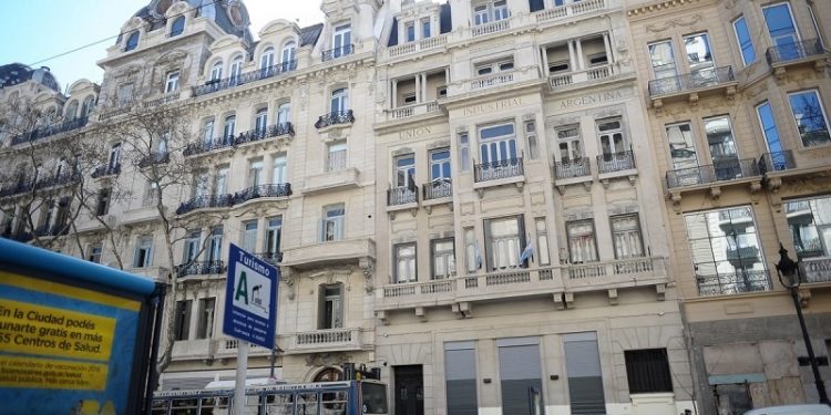 Con obras en fachadas y una histórica cúpula, la Avenida de Mayo recupera su brillo