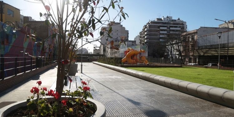 El barrio más gris suma verde: abrieron la plaza construida después de techar las vías del Sarmiento