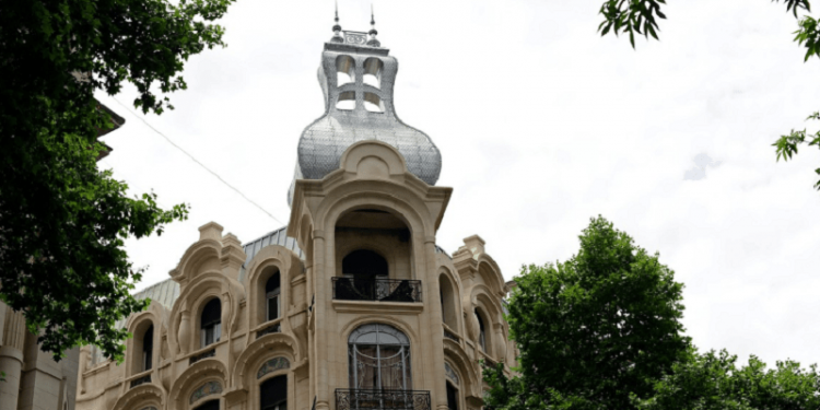 A 30 años de su incendio, recuperan una histórica cúpula de la Avenida de Mayo