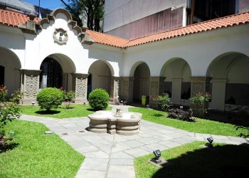 Jardines, sirenas con charangos y otras maravillas “escondidas” en un caserón de Recoleta