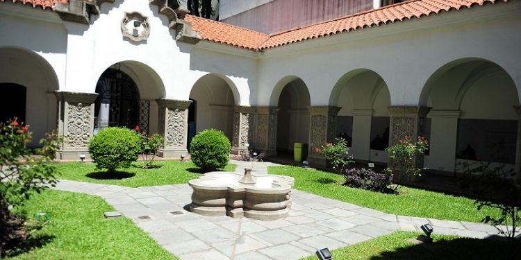 Jardines, sirenas con charangos y otras maravillas “escondidas” en un caserón de Recoleta