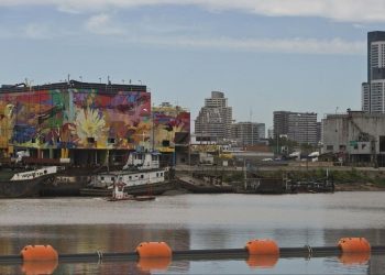 Con gigantescos murales, revitalizan el puerto arenero de Buenos Aires