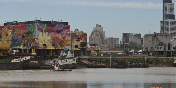 Con gigantescos murales, revitalizan el puerto arenero de Buenos Aires