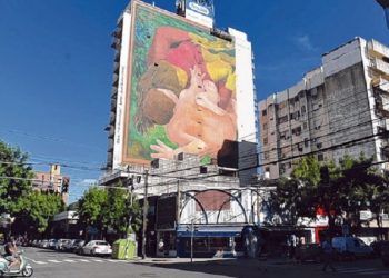 Vuelven a pintar en otro barrio un mural que tapó la publicidad política