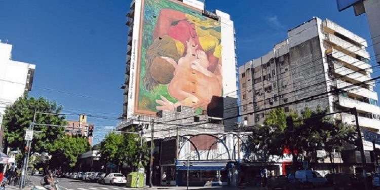 Vuelven a pintar en otro barrio un mural que tapó la publicidad política
