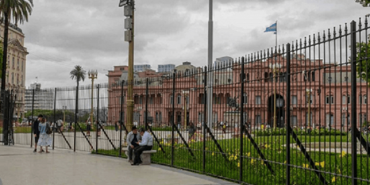 Plazas y parques: ¿rejas para proteger o para limitar?