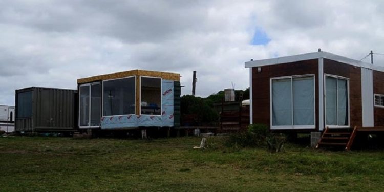 Denuncian la construcción ilegal de cabañas con vista al mar en terrenos de la Municipalidad