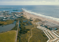 De desguasadero portuario a reserva urbana: 500 metros de pasarelas ahora unen la ciudad, el verde y la playa