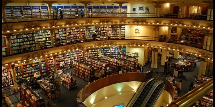 Por su arquitectura e historia, destacan a la librería Ateneo Grand Splendid como la más linda del mundo
