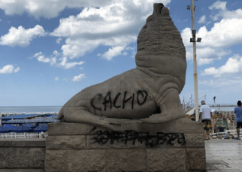 Uno de los lobos marinos apareció con pintadas: ¿quién cuida las esculturas en Mar del Plata?