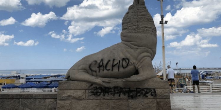 Uno de los lobos marinos apareció con pintadas: ¿quién cuida las esculturas en Mar del Plata?