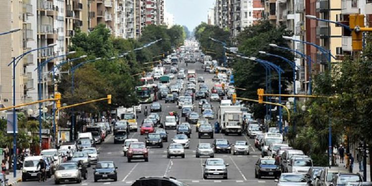 En la ciudad hay un auto cada dos personas y es cada vez más complicado estacionar