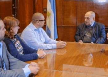 Playas sin plásticos: Arroyo realizó una jornada de trabajo junto a representantes ambientalistas