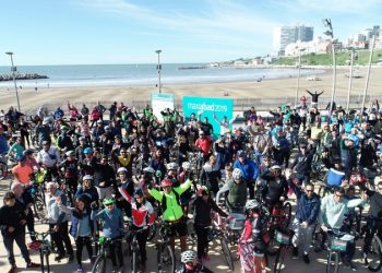 Con una bicicleteada, Abad promueve ciclovías en Mar del Plata