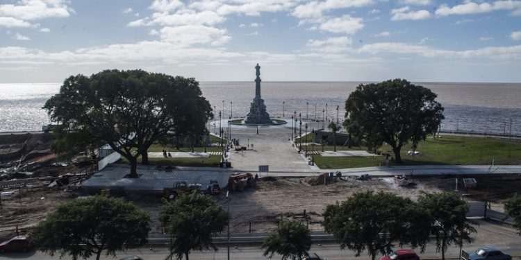 La estatua de Colón luce renovada y le hacen un paseo propio en la Costanera