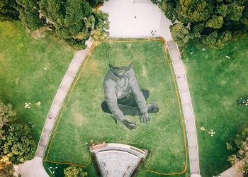 Pintura sobre pasto: crean una mega obra en la Plaza San Martín