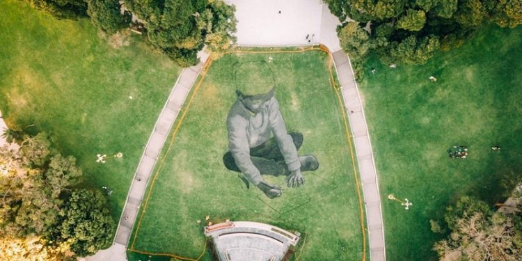 Pintura sobre pasto: crean una mega obra en la Plaza San Martín