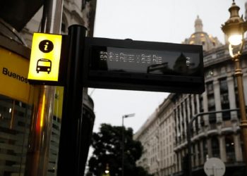 Instalan paradas inteligentes de colectivo para estimar el tiempo de viaje