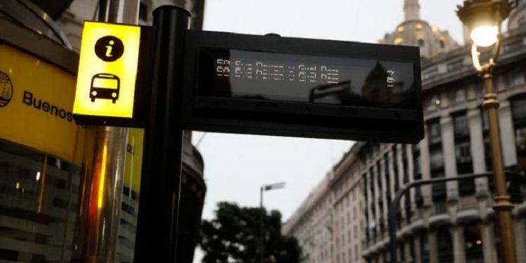 Instalan paradas inteligentes de colectivo para estimar el tiempo de viaje