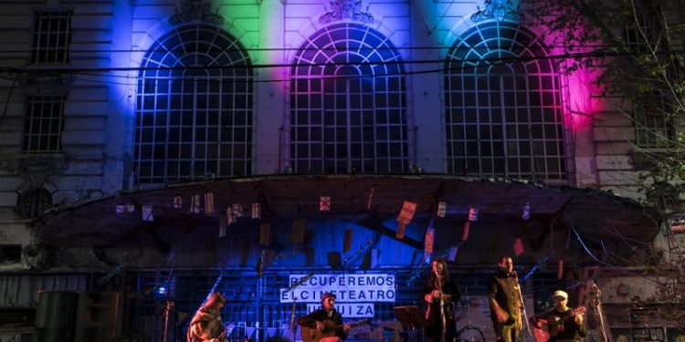 Un grupo de vecinos recuperó el Cine Urquiza y la empresa a cargo de la demolición quiere demandarlos