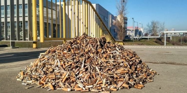 Harán una montaña de la vergüenza con colillas de cigarrillos