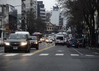Con asfalto por adoquines, le bajan el ruido a la avenida más infernal de la Ciudad