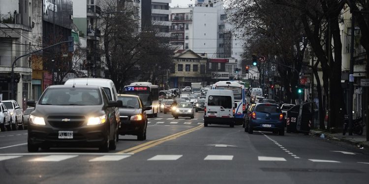 Con asfalto por adoquines, le bajan el ruido a la avenida más infernal de la Ciudad
