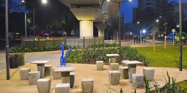 Se inauguró la Plaza Belgrano, debajo del Viaducto Mitre