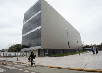 El Archivo General de la Nación muda sus tesoros a un nuevo edificio en Parque Patricios