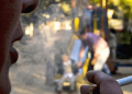 No se podrá fumar en parques y plazas donde juegan niños