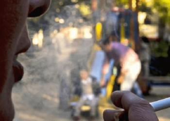 No se podrá fumar en parques y plazas donde juegan niños