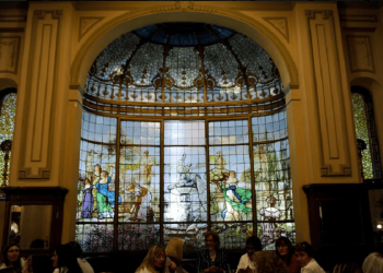Restauran los vitrales de Las Violetas, la confitería donde la gente hace fila para tomar el té
