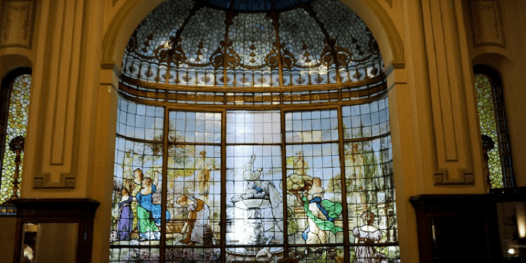 Restauran los vitrales de Las Violetas, la confitería donde la gente hace fila para tomar el té