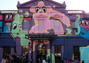 La fachada del Centro Cultural Recoleta, renovada con una polémica estética pop