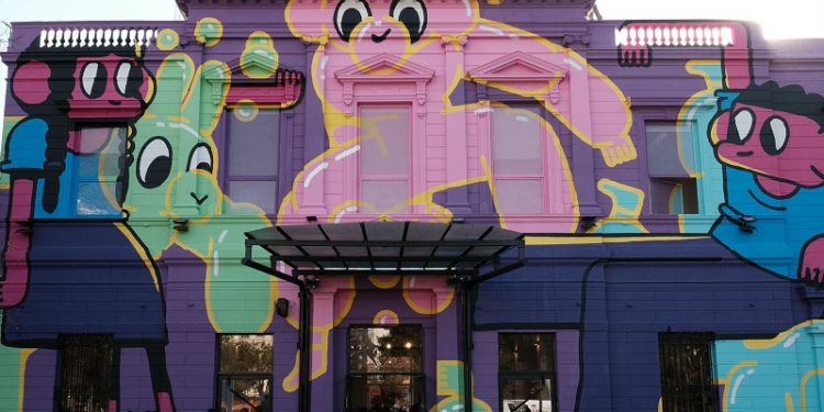La fachada del Centro Cultural Recoleta, renovada con una polémica estética pop