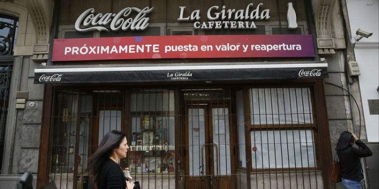 Reabre La Giralda, la tradicional confitería del chocolate con churros
