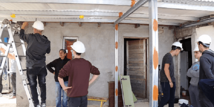 Viviendas de familia del barrio Autódromo recibieron instalaciones eléctricas seguras