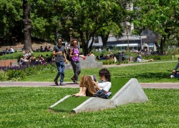 Con mesas de ping pong y riego automatizado se renovó la emblemática plaza Roma