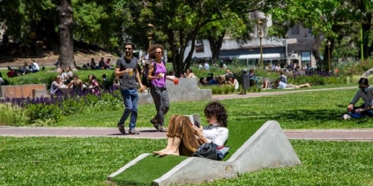 Con mesas de ping pong y riego automatizado se renovó la emblemática plaza Roma