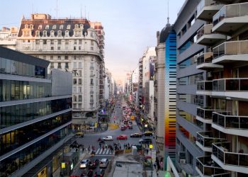 Arte urbano. ¿Quién pintó el piano multicolor a pasos de Corrientes y Callao?