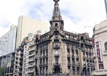En homenaje a la democracia, espectáculo lumínico y artístico en el Edificio del Molino