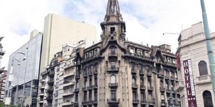 En homenaje a la democracia, espectáculo lumínico y artístico en el Edificio del Molino