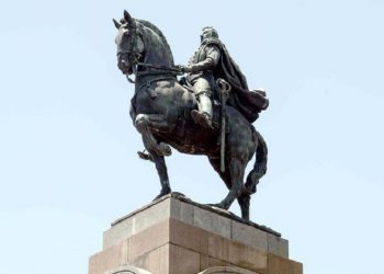 Tras las críticas, remueven la pátina negra con la que se pintaron esculturas