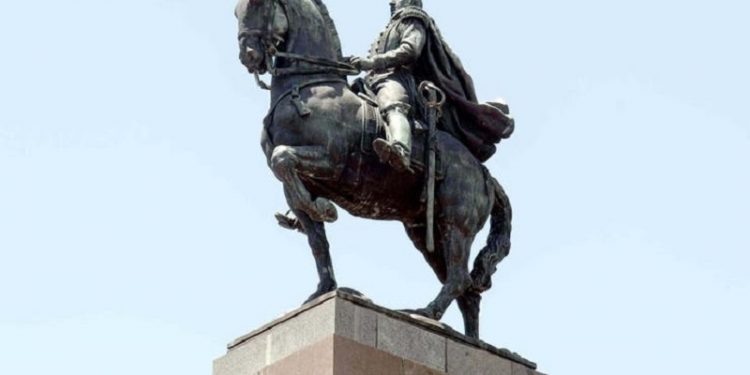 Tras las críticas, remueven la pátina negra con la que se pintaron esculturas