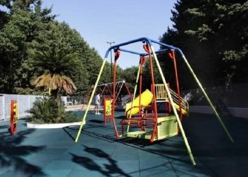 Multas para quienes fumen o arrojen colillas en los patios de juegos porteños