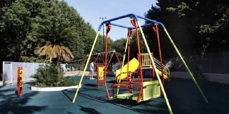 Multas para quienes fumen o arrojen colillas en los patios de juegos porteños