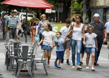 Con una muy buena afluencia de público, el Paseo del Siglo debuta como peatonal