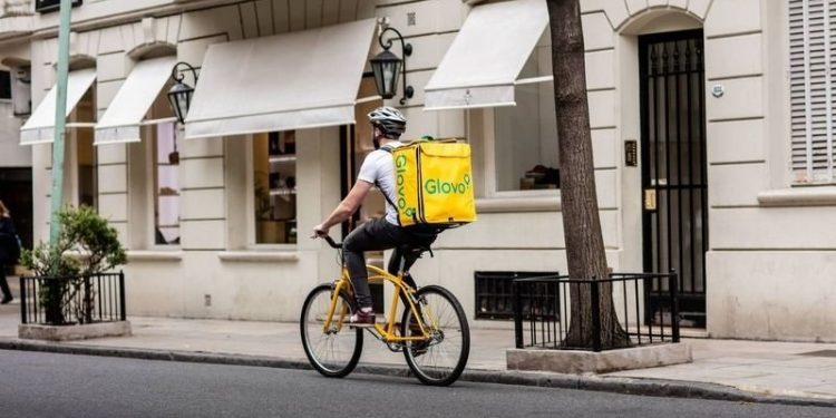 El Gobierno prepara una ley para legalizar a trabajadores de apps