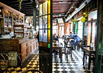 Una ayuda para evitar que sigan cerrando bares notables: pagarán la mitad de Ingresos Brutos